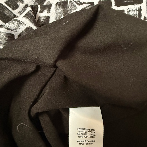 3/$30 - Willow & Thread Chic Black and White Patterned Dress with pockets - Picture 7 of 7